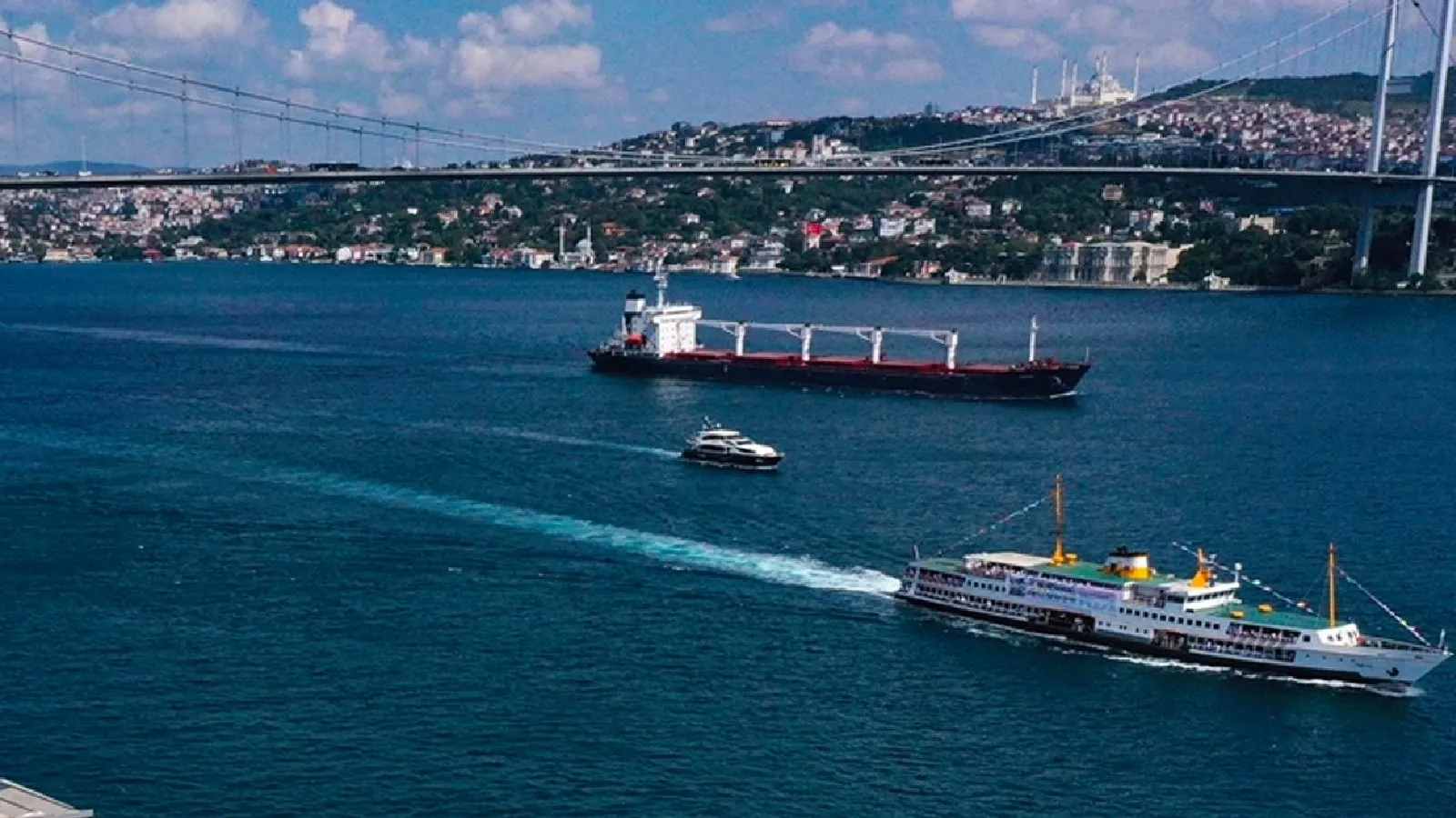İstanbul Boğazı'nda gemi trafiği çift yönlü askıya alındı