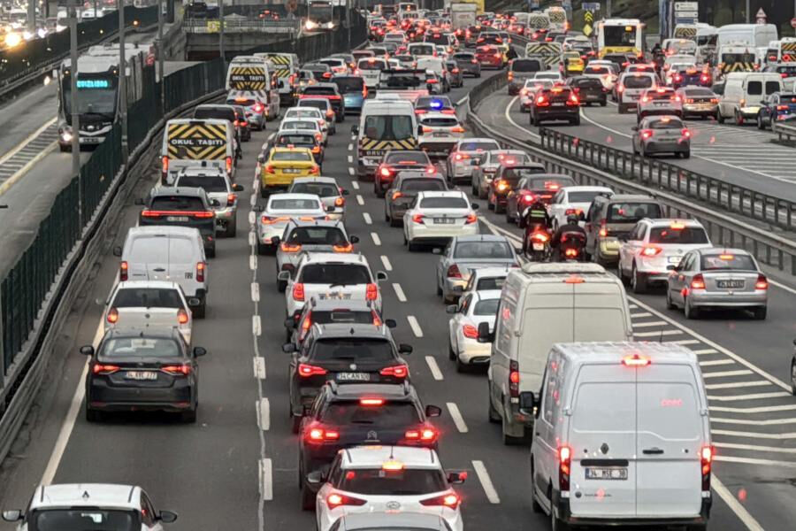 İstanbul'un trafik çilesi: Yoğunluk yüzde 80'e çıktı