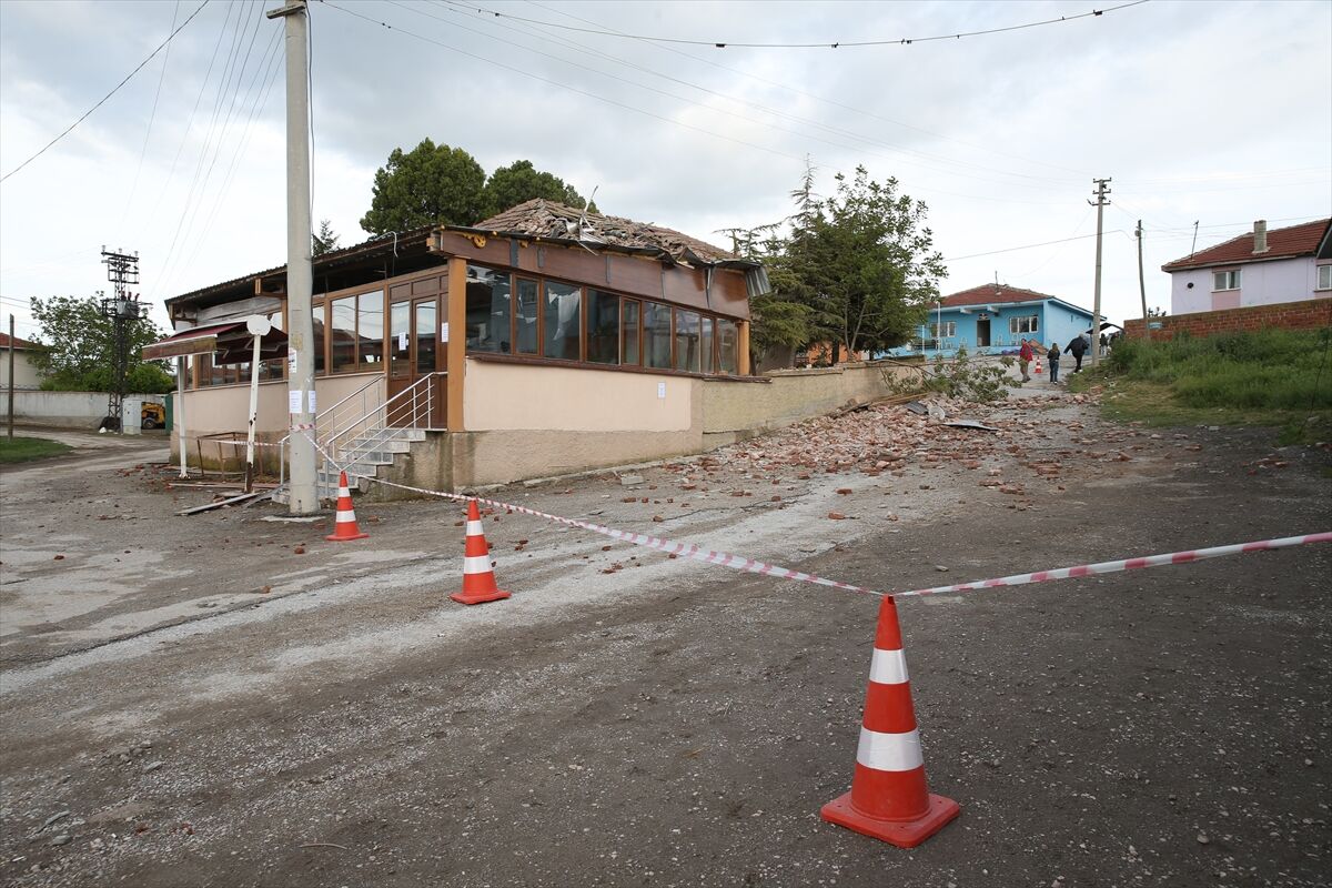Yıldırım isabet eden caminin minaresi tamamen yıkıldı