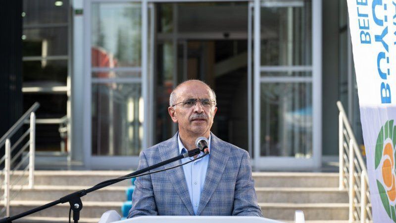 Mühendis başkan temel atma töreninde inşaatı durdurdu